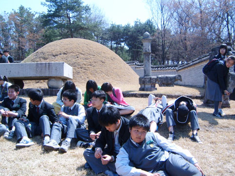 잔디를 밟다가 영릉 앞에서 휴식 중인 학생들 뒤에 '거시기 망주석'이 보인다. 